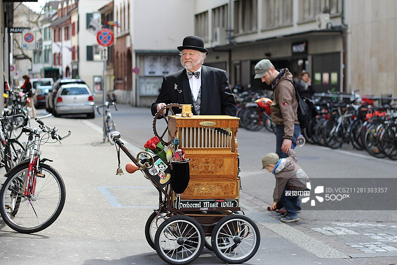 手摇风琴演奏者图片素材