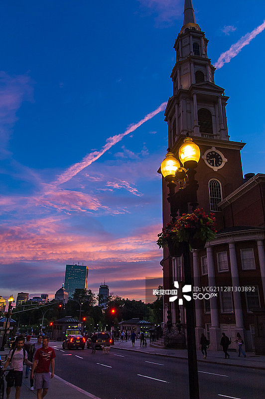 日落下的公园街教堂图片素材