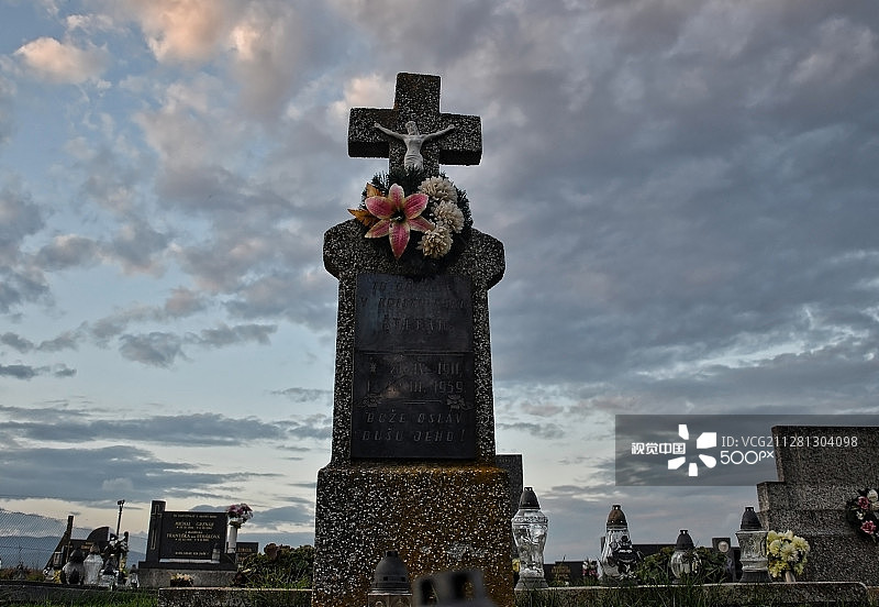 墓地的旧坟墓图片素材