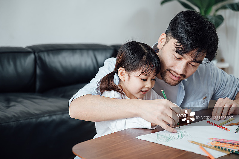 爸爸和女儿在家画画图片素材