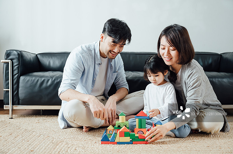 爸爸妈妈和女儿在家搭积木图片素材