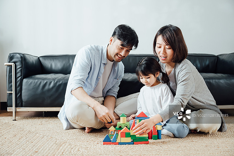 爸爸妈妈和女儿在家搭积木图片素材