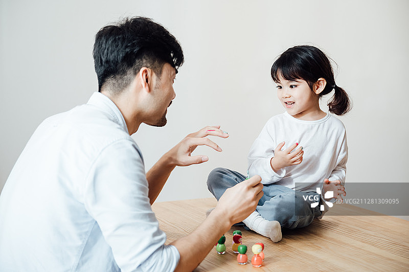爸爸和女儿在家涂指甲油图片素材