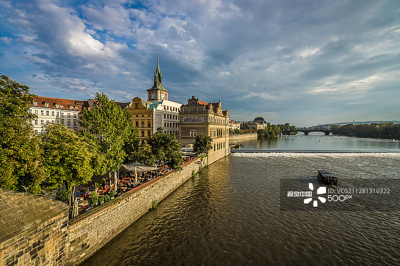 秋季：布拉格伏尔塔瓦河图片素材