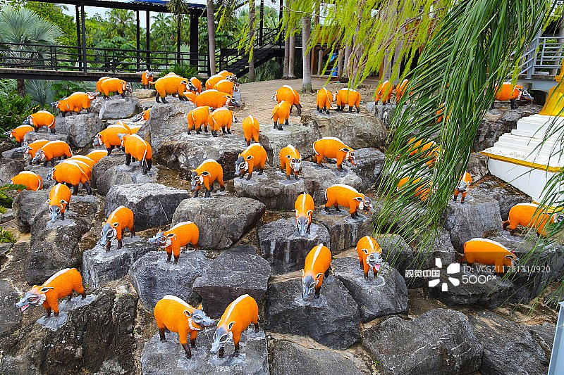 橙色小猪雕塑群图片素材