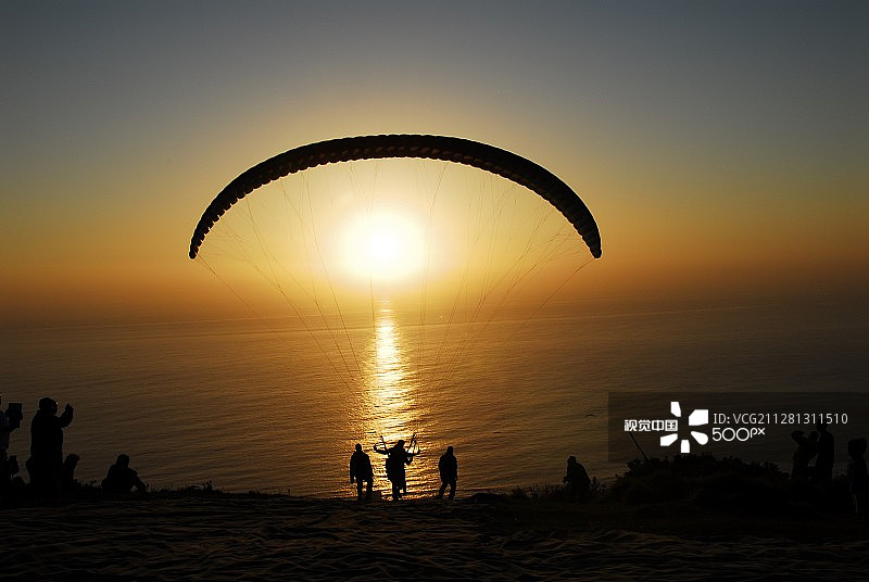 在南非开普敦信号山附近玩滑翔伞图片素材