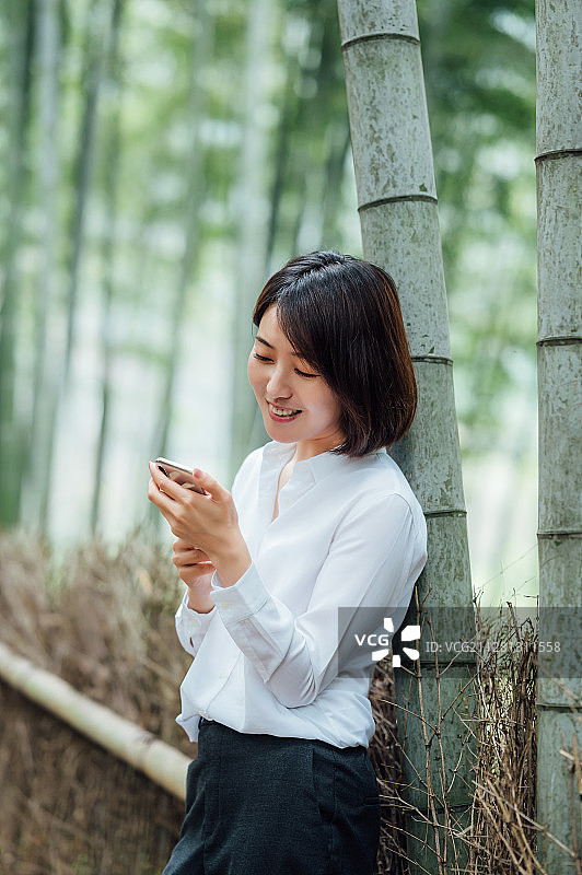 亚洲年轻女性在竹林图片素材