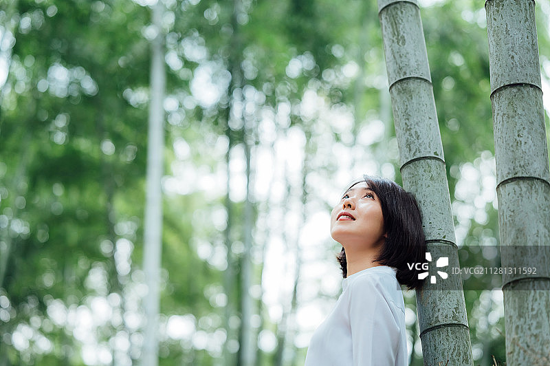 亚洲年轻女性在竹林图片素材
