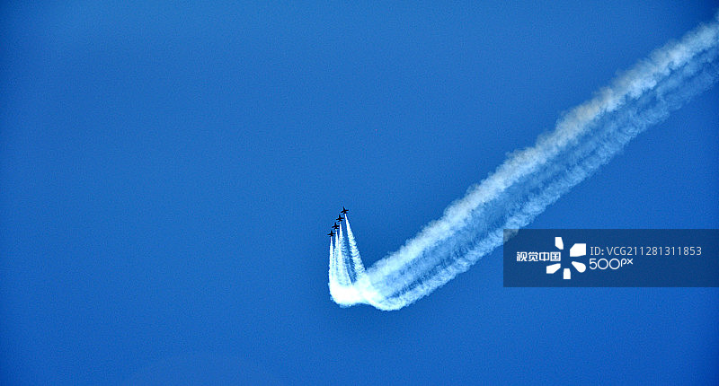 蓝色天使编队飞行图片素材