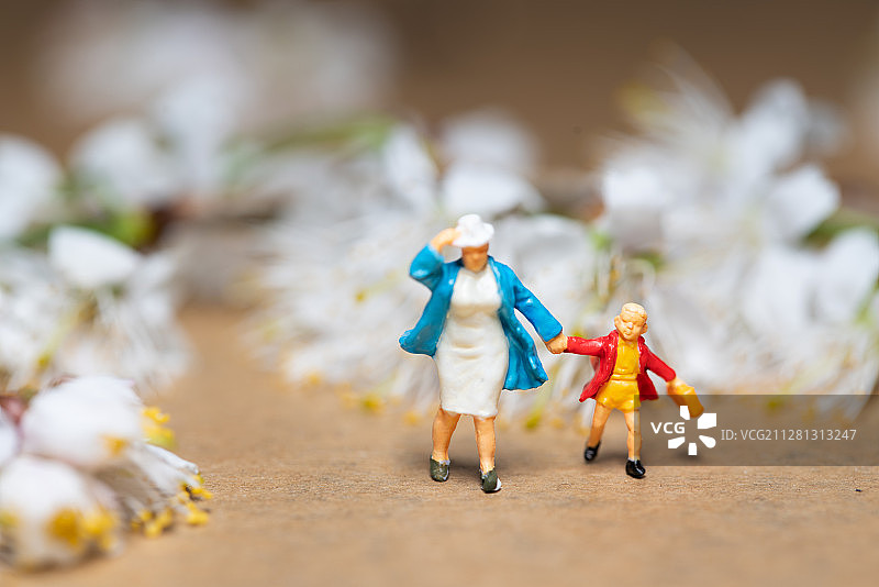 花丛中慢步的小人图片素材