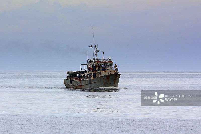 锈迹斑斑的渔船驳船图片素材