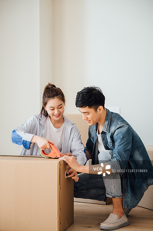 亚洲年轻情侣搬家图片素材