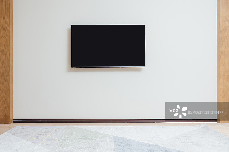 白色墙面上的壁挂电视机图片素材