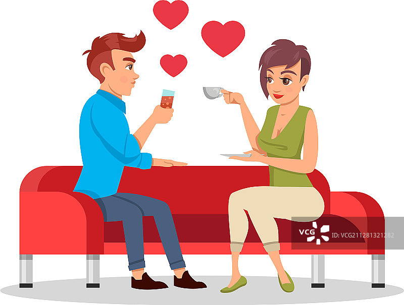 坐在沙发上喝酒的浪漫情侣图片素材