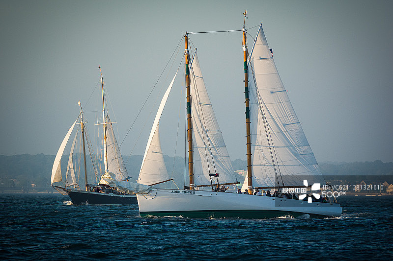 在强风中驶出纽波特港的Adirondack II和Aquidneck帆船赛图片素材