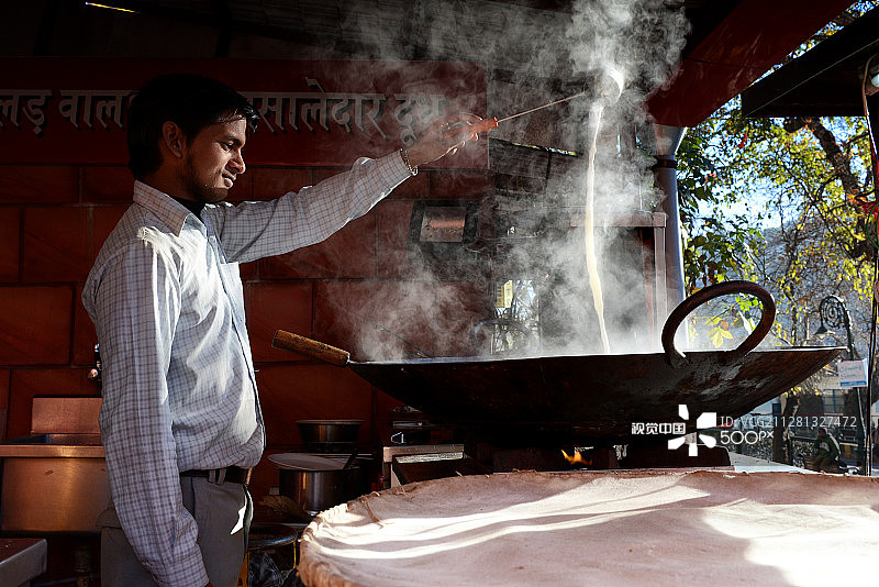 送牛奶的人图片素材