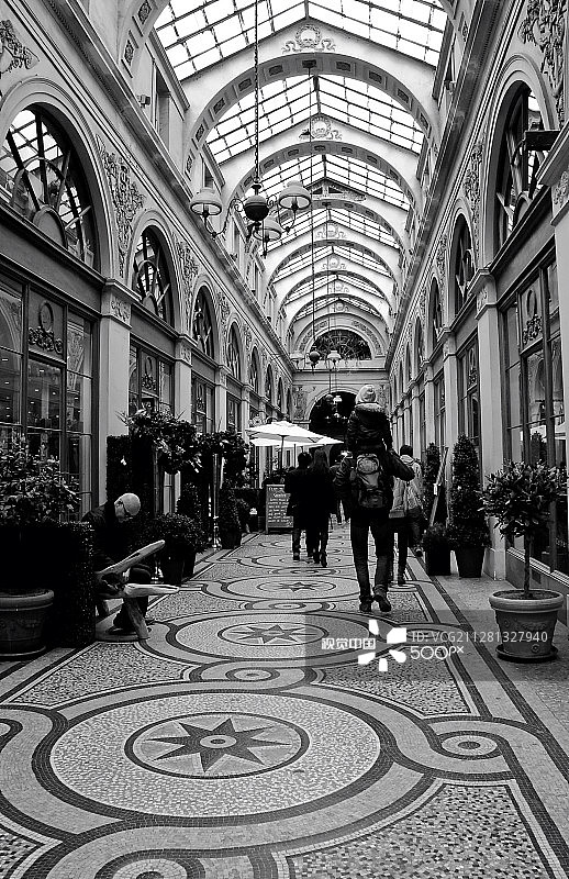 巴黎皇家宫殿的拱廊图片素材