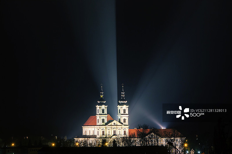 反射灯下的教堂夜景图片素材