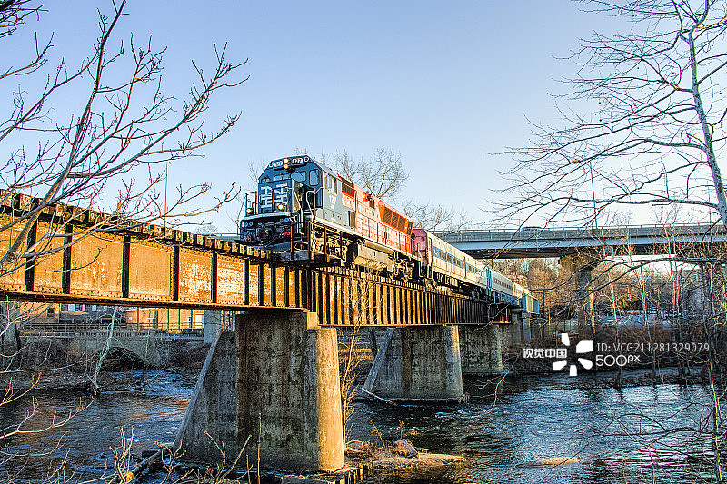 西摩高架桥上的沃特伯里通勤车图片素材