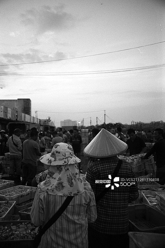 北海鱼市：两位女士图片素材