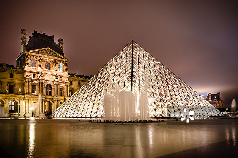 金色卢浮宫图片素材