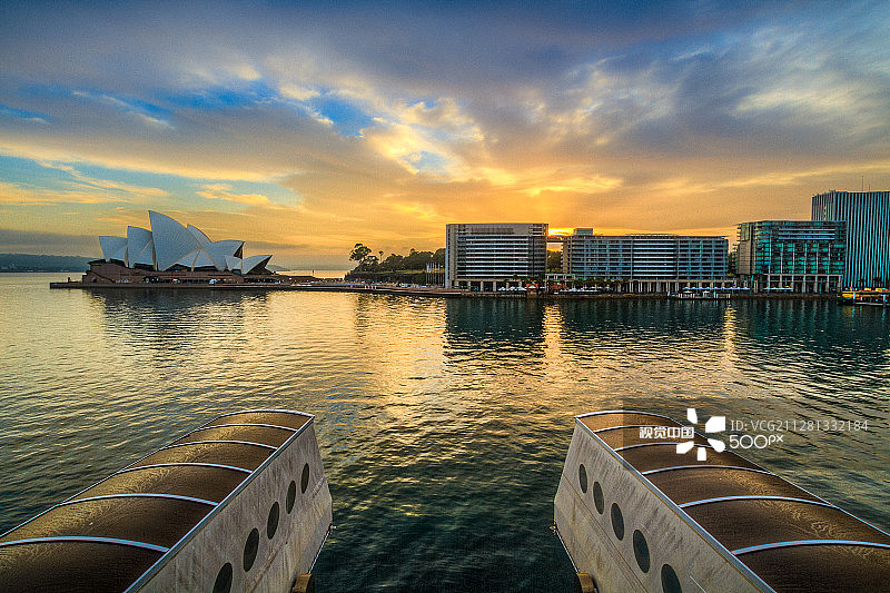 码头上空的黎明图片素材