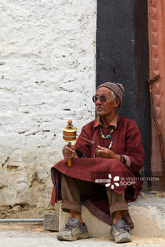 手持转经筒的老人图片素材