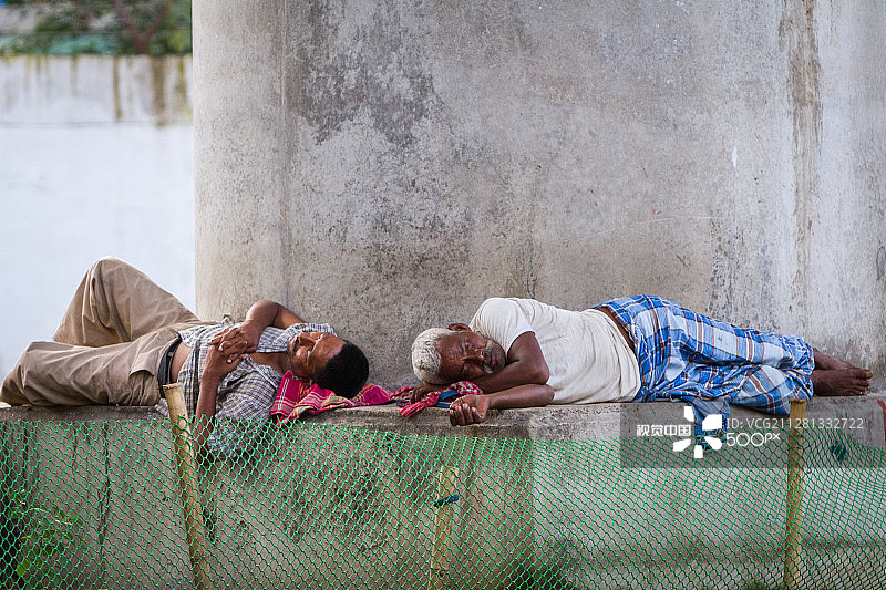 印度德里：8月2日，一名印度教徒在街头睡觉图片素材