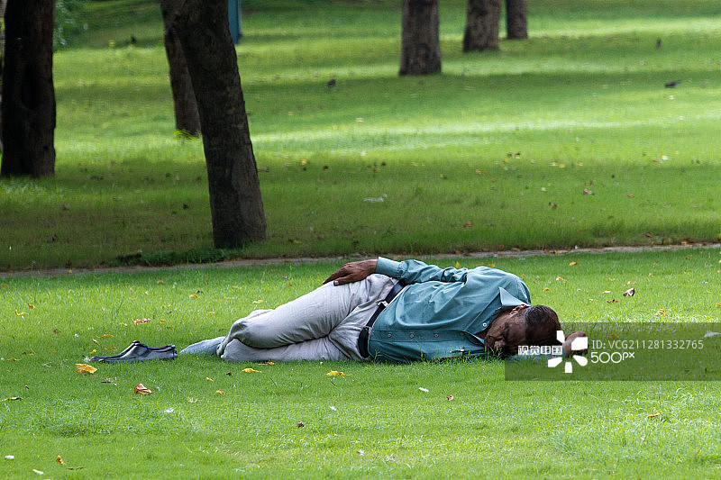 印度德里：8月2日，一名印度教徒在街头睡觉图片素材