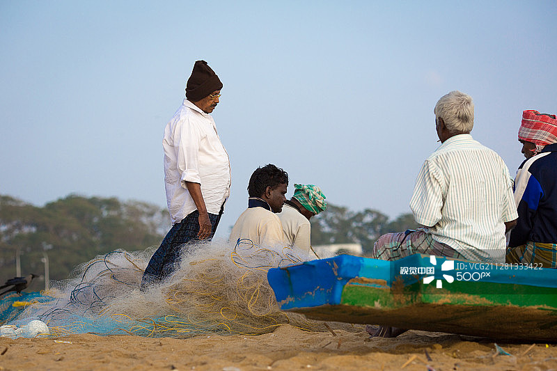 印度金奈：码头海滩上的渔民图片素材