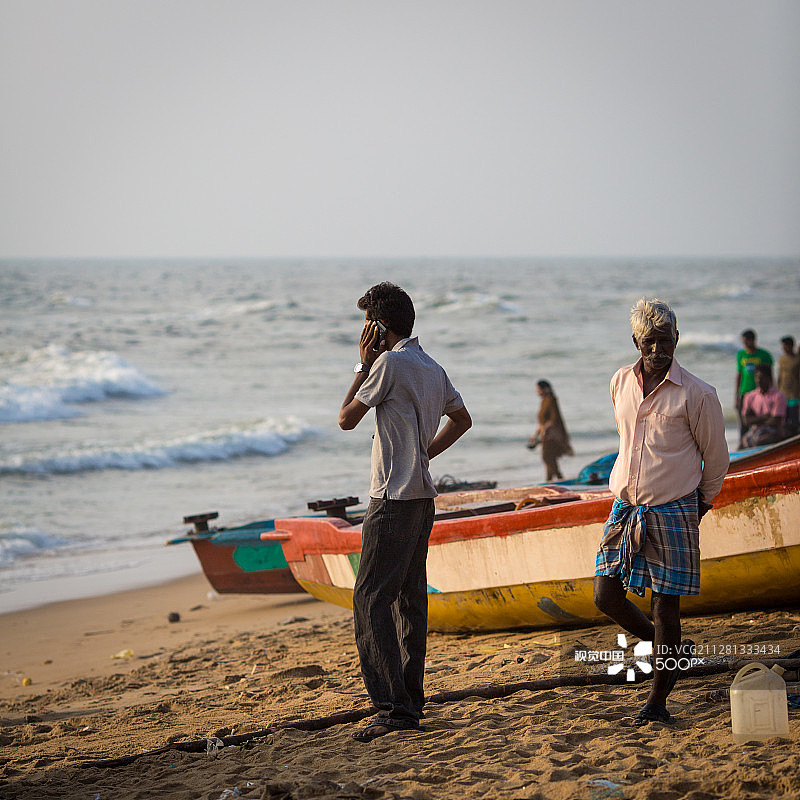 印度金奈：码头海滩上的渔民图片素材
