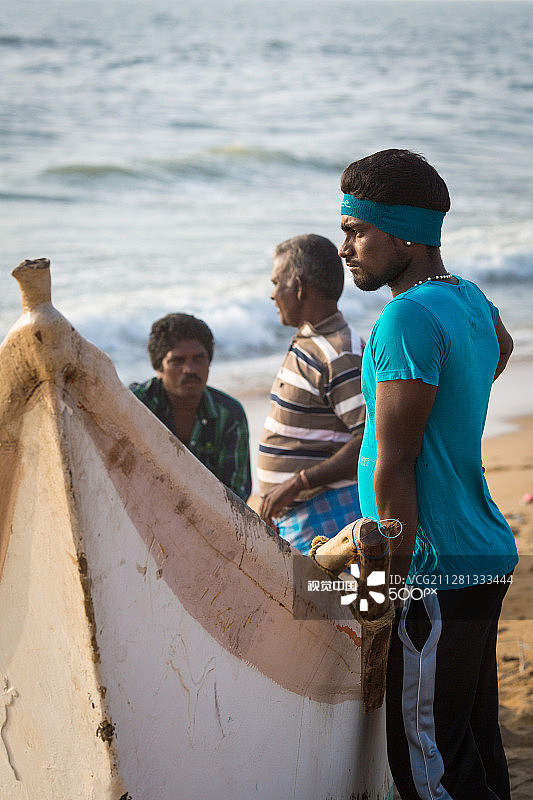 印度金奈：码头海滩上的渔民图片素材