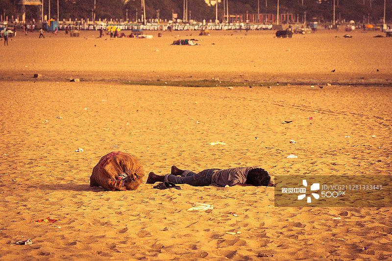印度金奈：在海滩上睡觉的印度教徒图片素材