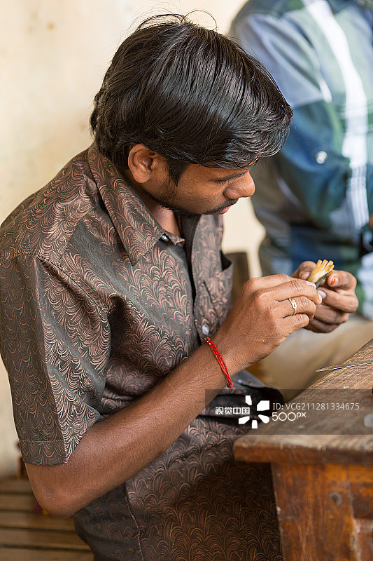 印度坦加乌尔：工作室里的雕塑家图片素材