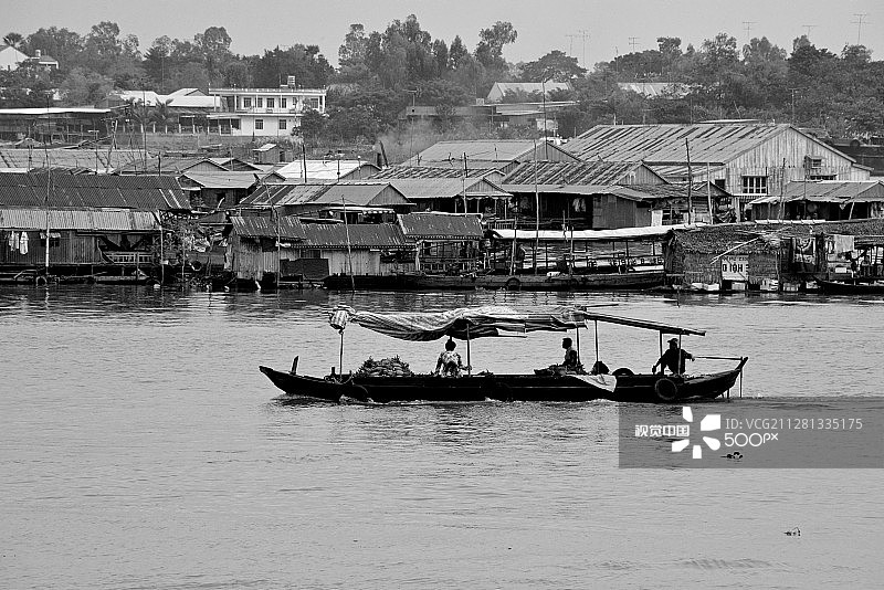 朱笃巴萨河上的水上市场船只图片素材