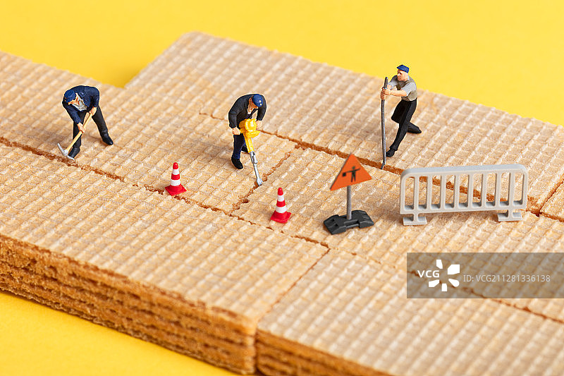 松脆的威化饼干上道路施工图片素材