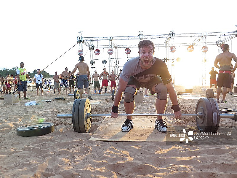 Crossfit健身房挺举图片素材