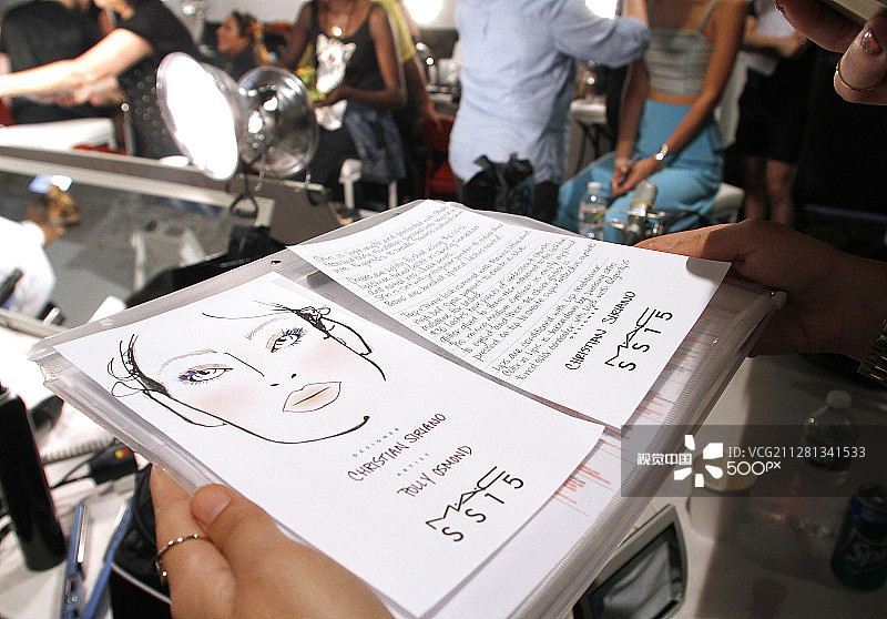 克里斯汀·斯里亚诺时装秀后台气氛图片素材