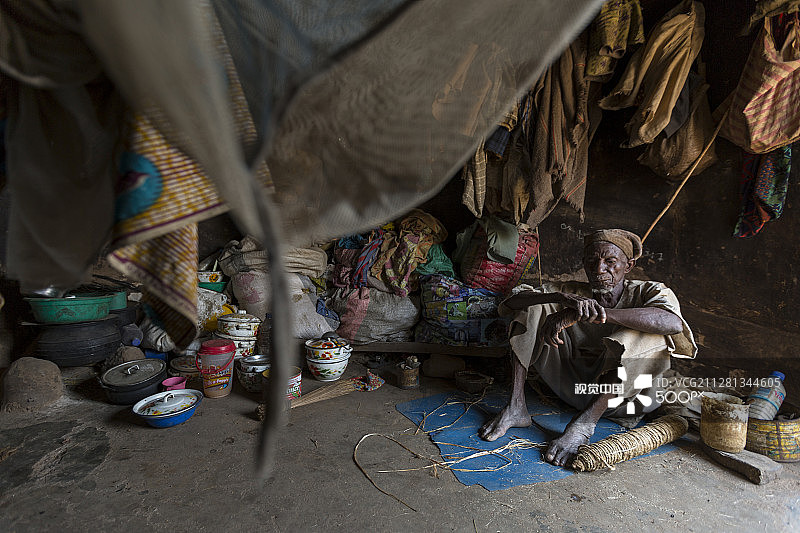 男人被指控施咒语图片素材