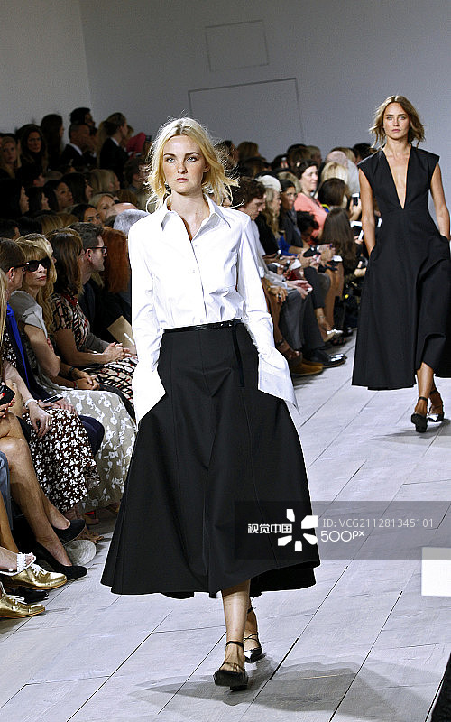 模特在Spring时装秀上展示Michael Kors 2015春夏系列图片素材