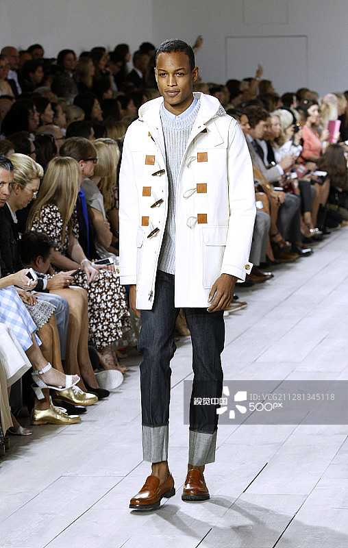 模特在Spring时装秀上展示Michael Kors 2015春夏系列图片素材