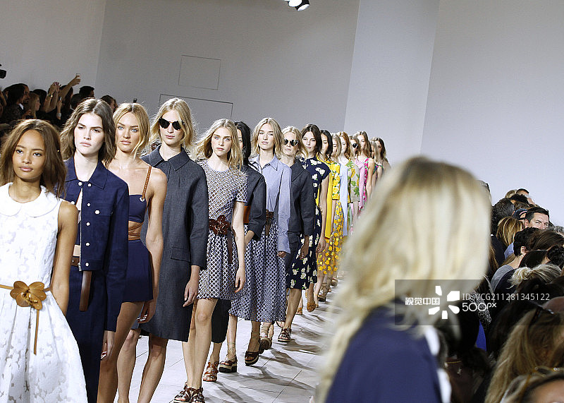 模特在Spring时装秀上展示Michael Kors 2015春夏系列图片素材