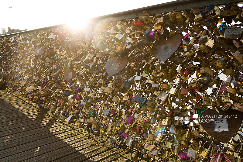 巴黎艺术桥侧面锁景图片素材