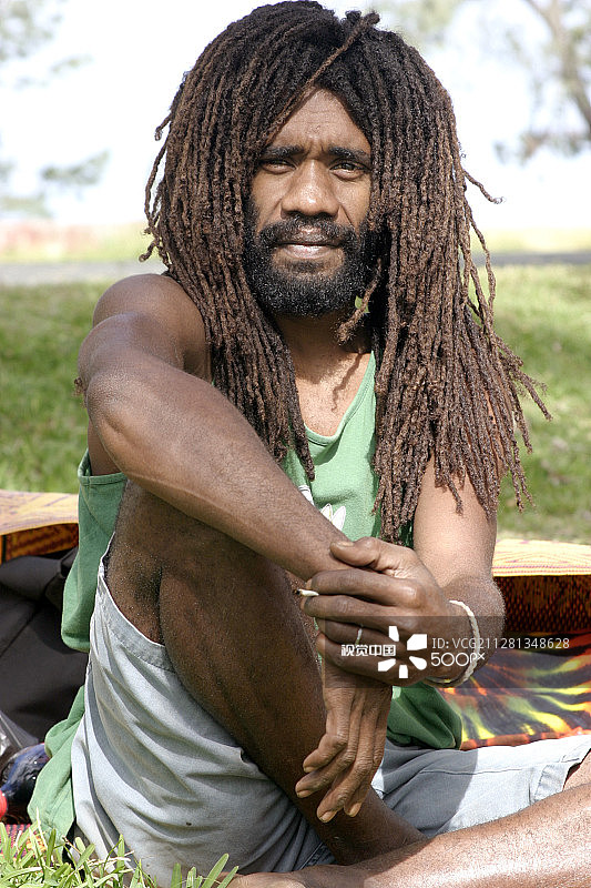 美拉尼西亚原住民，2003年6月17日，一名来自新喀里多尼亚松树岛的原住民，留着辫子图片素材