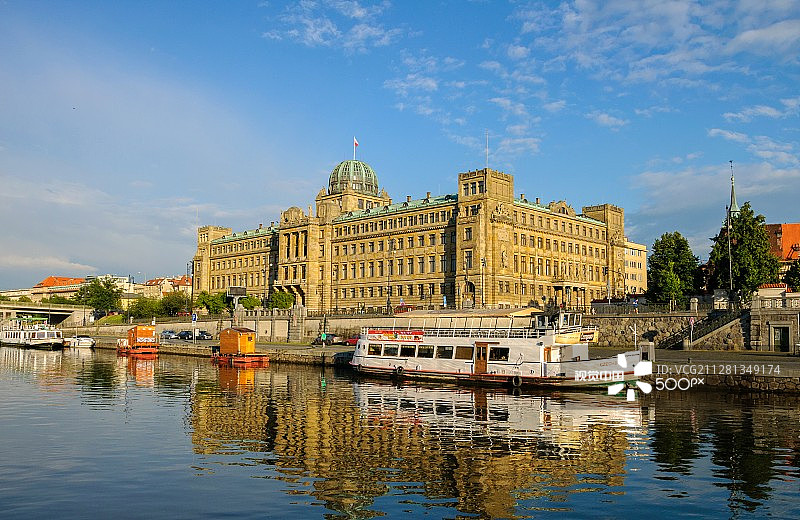 布拉格伏尔塔瓦河上的船只图片素材