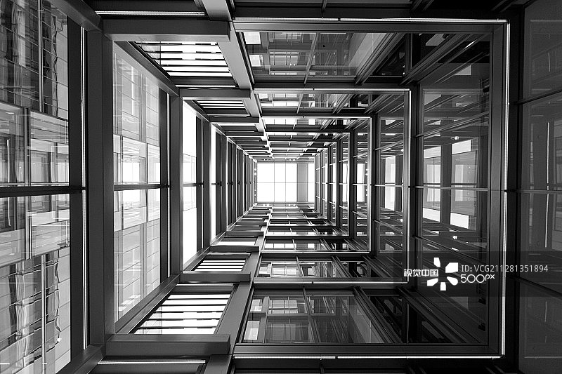 仰望中庭图片素材