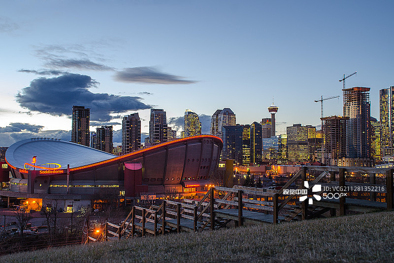 黄昏时的卡尔加里巨蛋体育馆和城市天际线图片素材