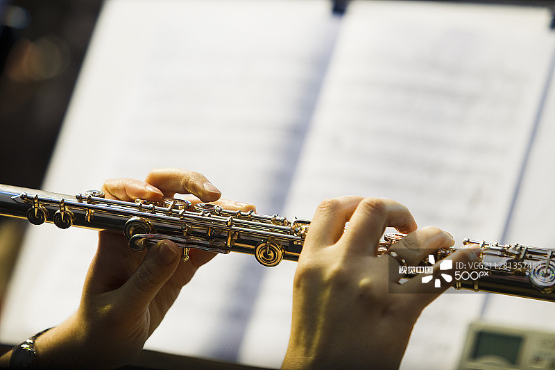 吹长笛的音乐人图片素材