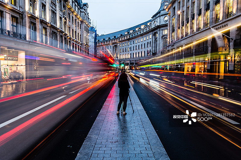 在摄政街悠闲漫步图片素材