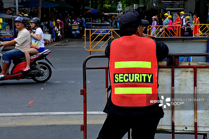 曼谷街道上的保安男人图片素材
